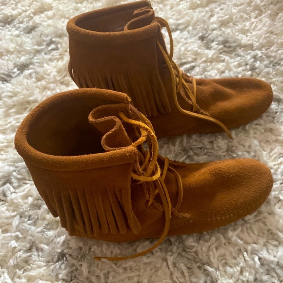 Minnetonka fringe boot NWOT women’s size 7 - Picture 1 of 5